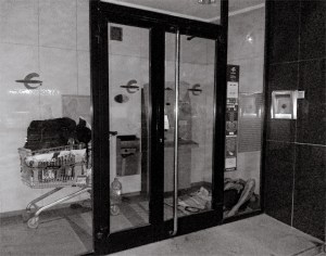 Fig. 1: Un nómada encuentra refugio dentro del espacio diseñado para ubicar un cajero automático