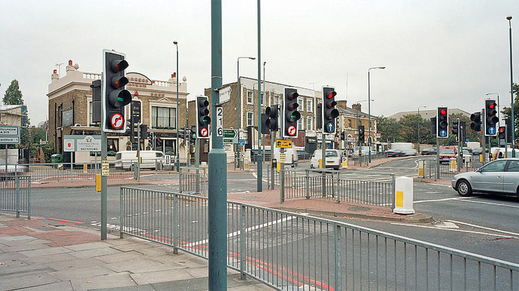 Extraños: elementos para el control y la seguridad, llámese diseño tradicional para el resguardo de peatones. Intersección Kew Bridge en el área de Brentford, London. Fuente: Knoledge.allianz.com