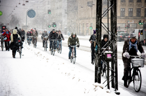 Ciclistas: llueva, haga sol o una nevada. Fuente: Mikael Colville-Andersen https://www.flickr.com/photos/16nine/4368136709/sizes/l