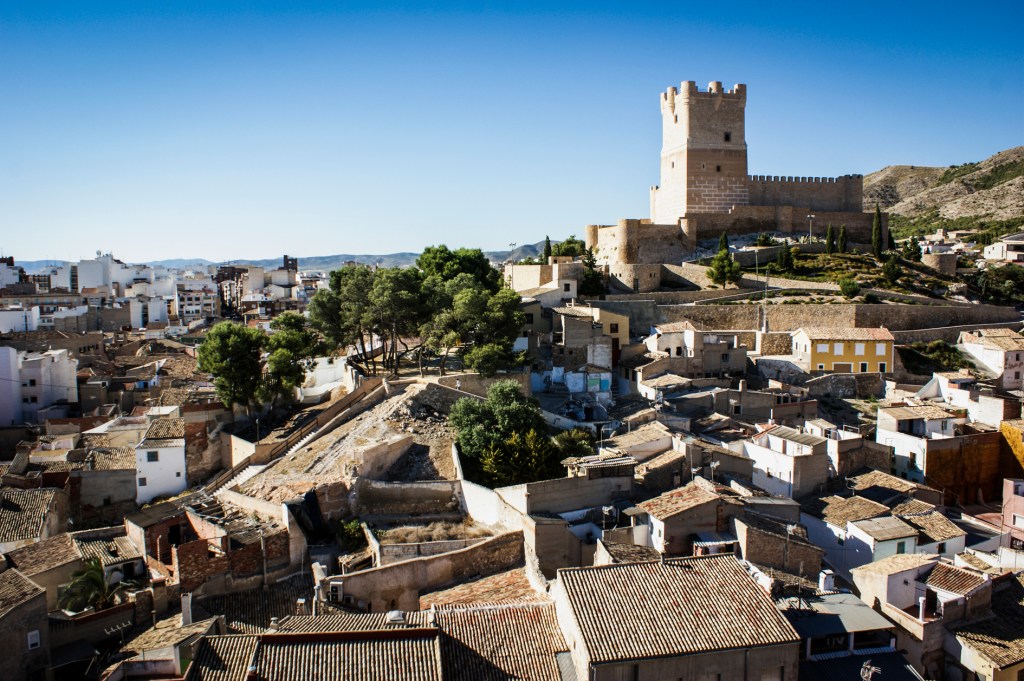 Centro Histórico de Villena. El Castillo de la Atalaya sobre las faldas de la Sierra de la Villa. Fuente: Laura Álvarez Yrazusta 