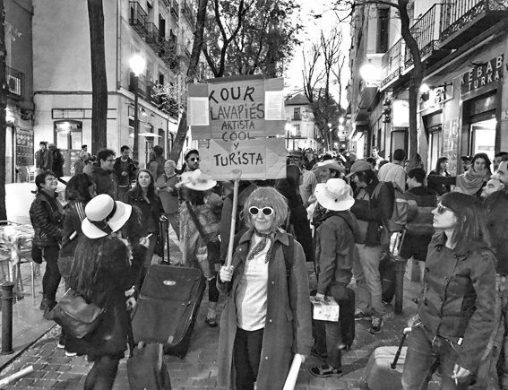 El colectivo madrileño Lavapiés ¿dónde vas? convocó una marcha a principios de mayo del 2017 para manifestarse contra los problemas generalizados de la turistificación en el barrio. La protesta se hizo con ironía y en base a un manifiesto por «los derechos del turista» que, entre otras peticiones, solicitaba «un carril turista en el barrio con prioridad para trolleys, segregado del trafico vecinal.» Fuente: elpais.com