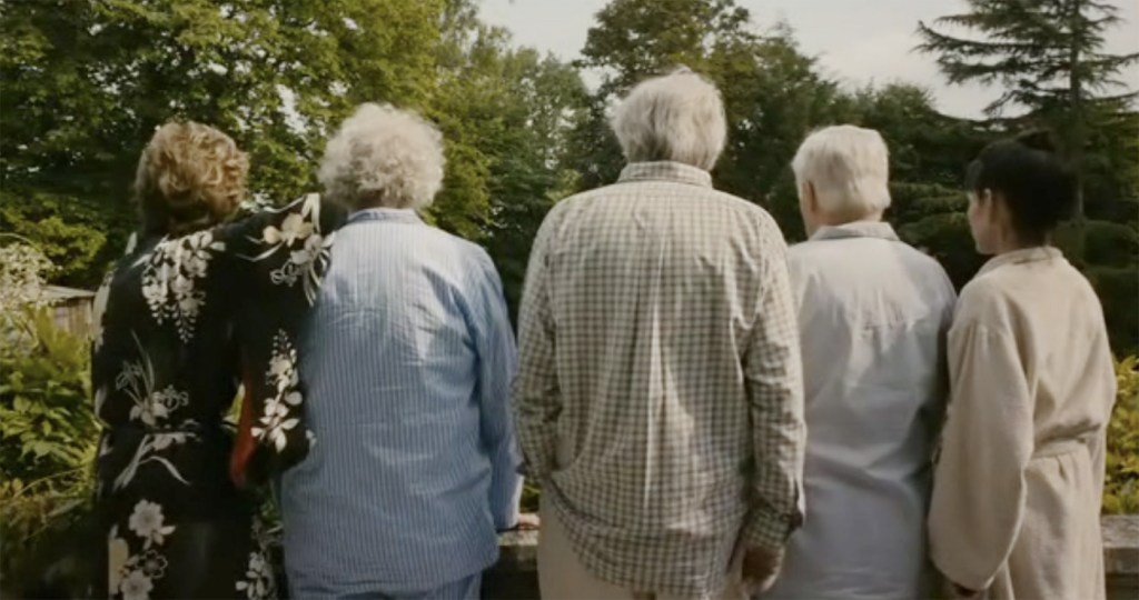 Imagen de la película: «¿Y si vivimos todos juntos?» de Stéphane Robelin (2011), donde se aborda el tema de la vejez y la vida en comunidad como alternativa a la residencia de ancianos.